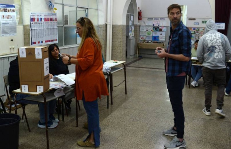 En el pas, a una hora del cierre vot el 58,5% del padrn